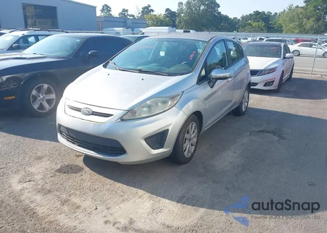 2013 Ford Fiesta Se z USA, uszkodzony, nr VIN 3FADP4EJ4DM215850